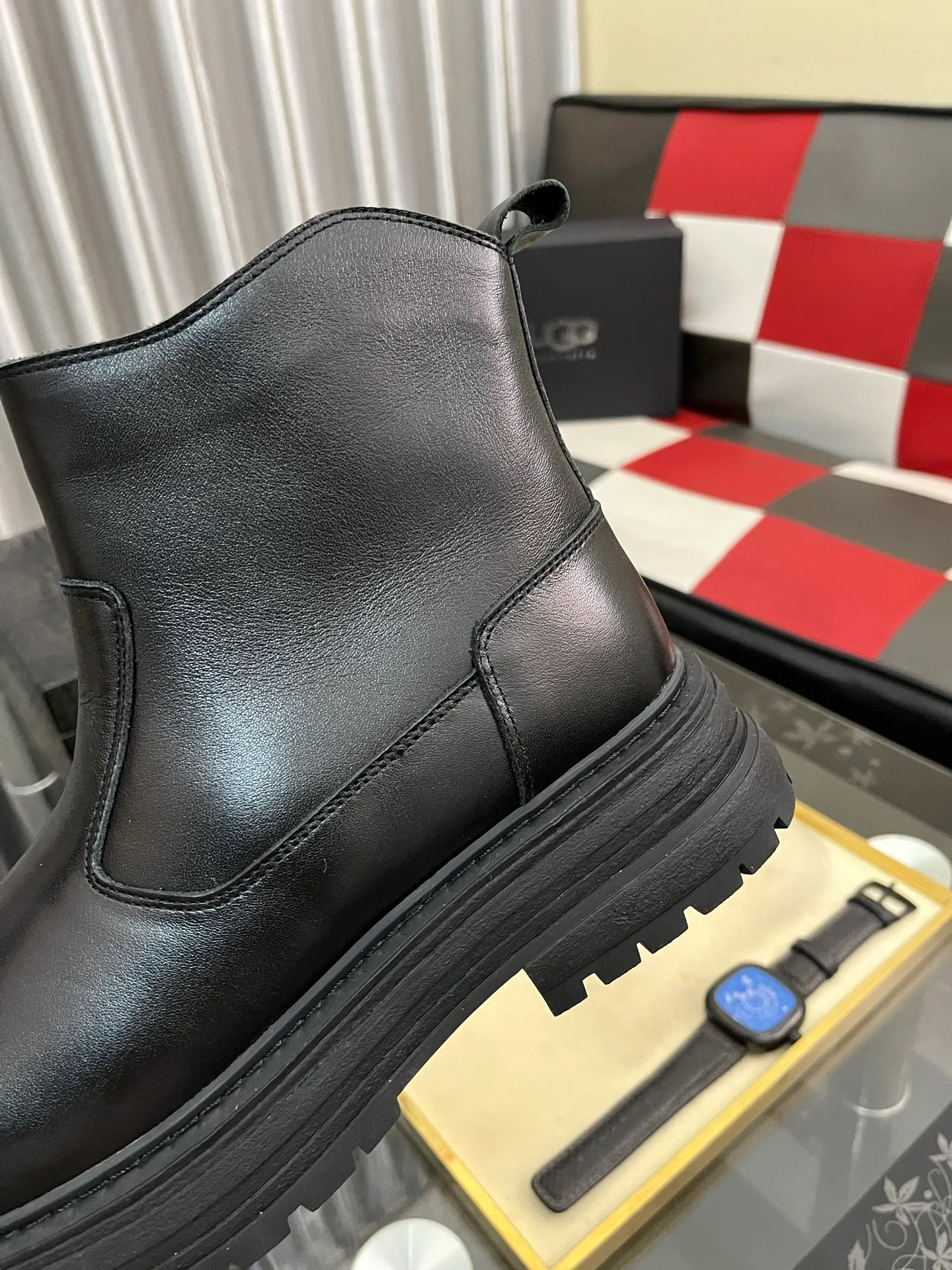 Ex-factory price: 680⌚️⌚️Thick wool imported from Australia Brand: UGG genuine purchasing agent Size: 39-44 (45 customized) Grade: Official website 1:1 Material: First layer of genuine leather waterproof and antifreeze upper Real wool lining Original non-slip and wear-resistant outsole Style category: Men's casual shoes Trendy style Comfortable on the feet Color: Official website color synchronization